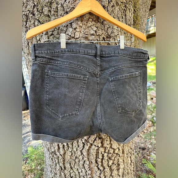 Old Navy Women’s Black Distressed Jean Shorts - Picture 3 of 3